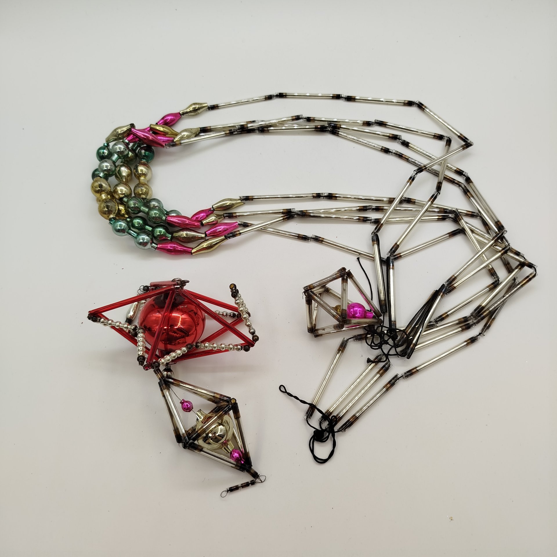 Набор из трех ёлочных игрушек и бус, стекло, металл, стеклярус, Завод «Лаборприбор», СССР, 1950-1980 гг.