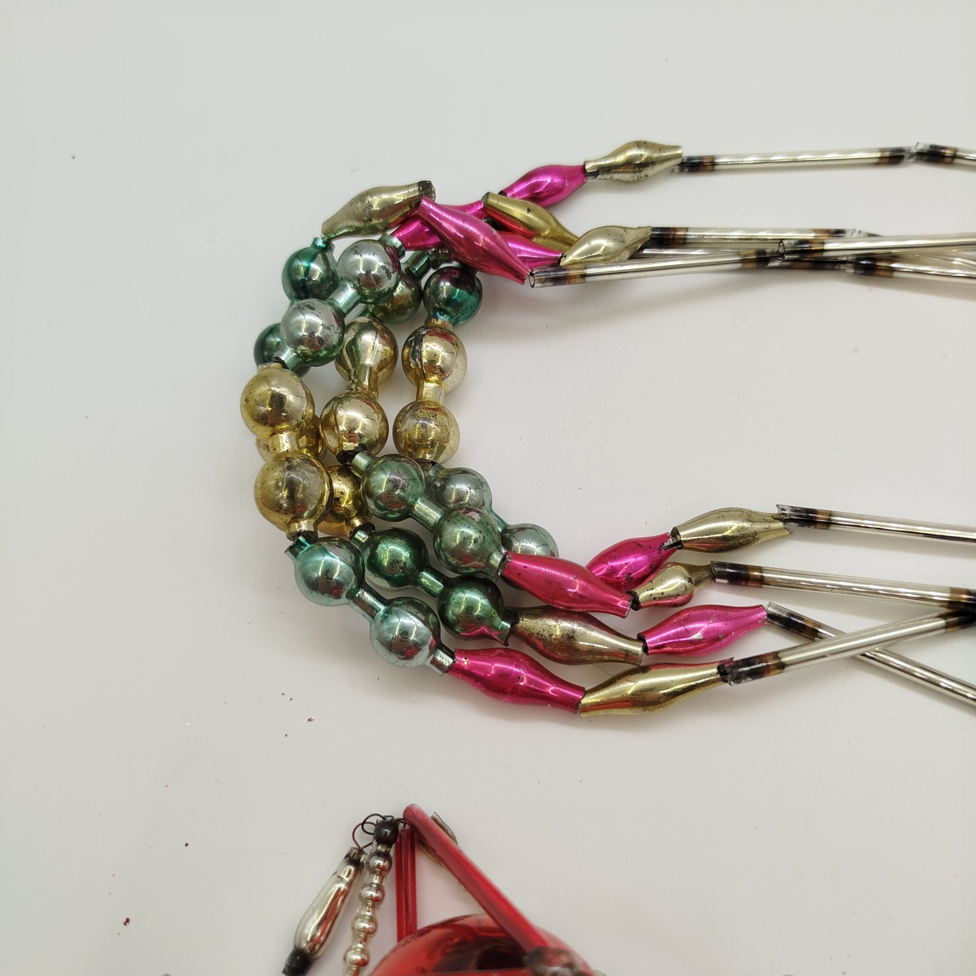 Набор из трех ёлочных игрушек и бус, стекло, металл, стеклярус, Завод «Лаборприбор», СССР, 1950-1980 гг.