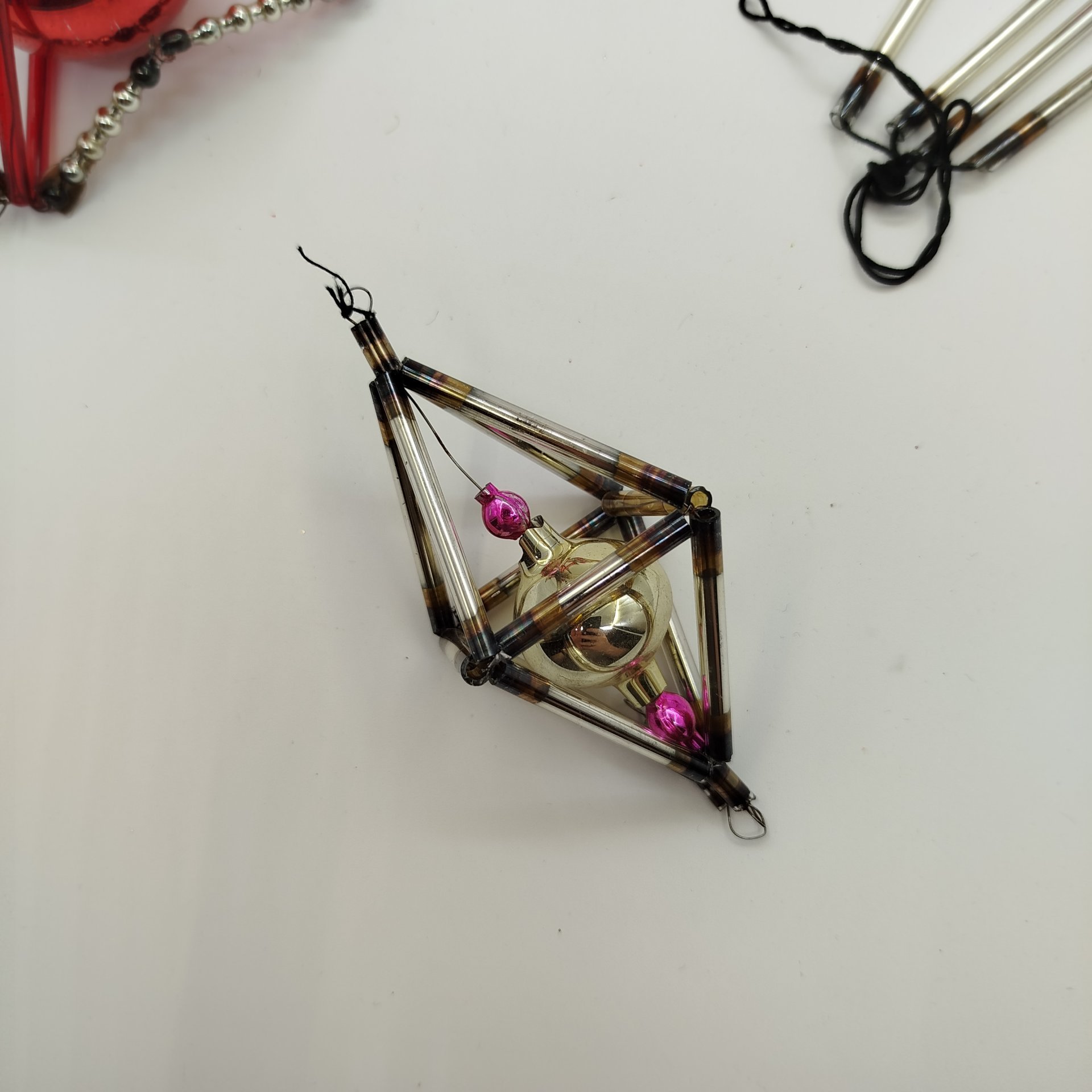 Набор из трех ёлочных игрушек и бус, стекло, металл, стеклярус, Завод «Лаборприбор», СССР, 1950-1980 гг.