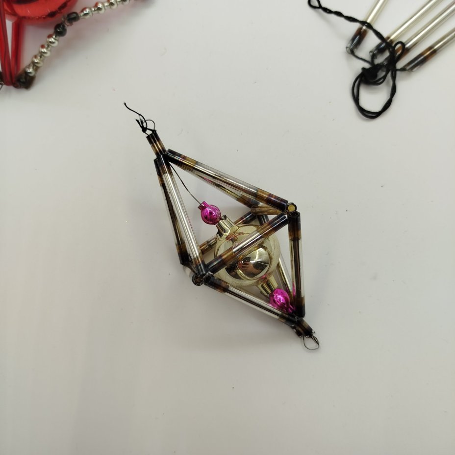 Набор из трех ёлочных игрушек и бус, стекло, металл, стеклярус, Завод «Лаборприбор», СССР, 1950-1980 гг.