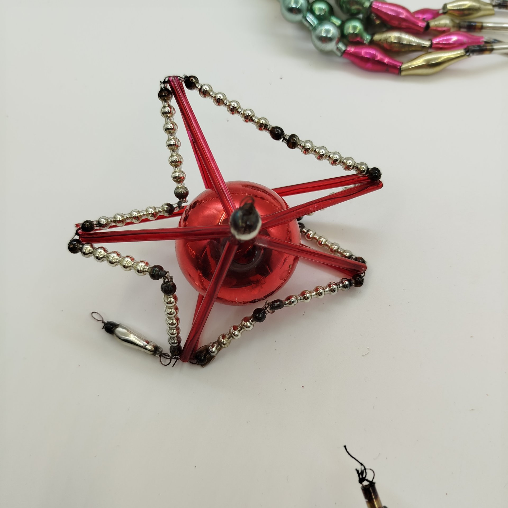 Набор из трех ёлочных игрушек и бус, стекло, металл, стеклярус, Завод «Лаборприбор», СССР, 1950-1980 гг.