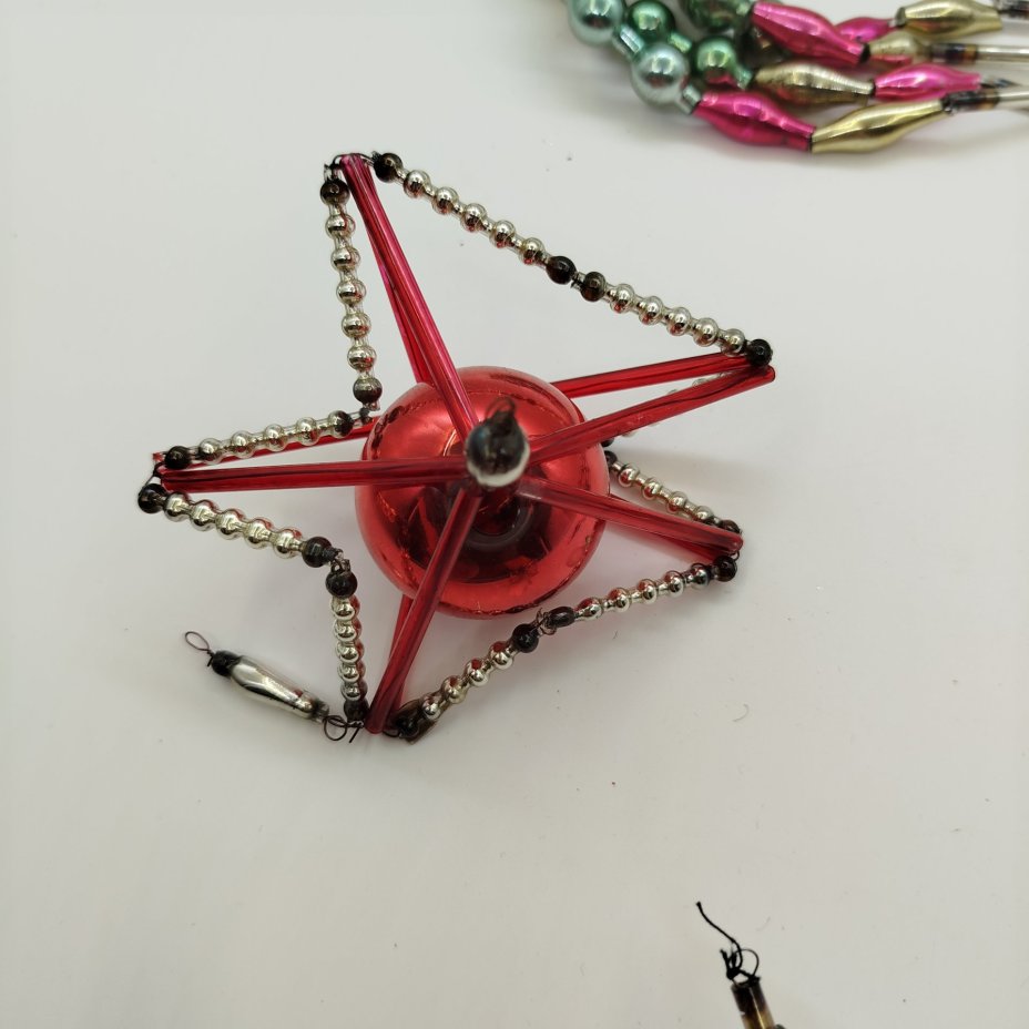 Набор из трех ёлочных игрушек и бус, стекло, металл, стеклярус, Завод «Лаборприбор», СССР, 1950-1980 гг.