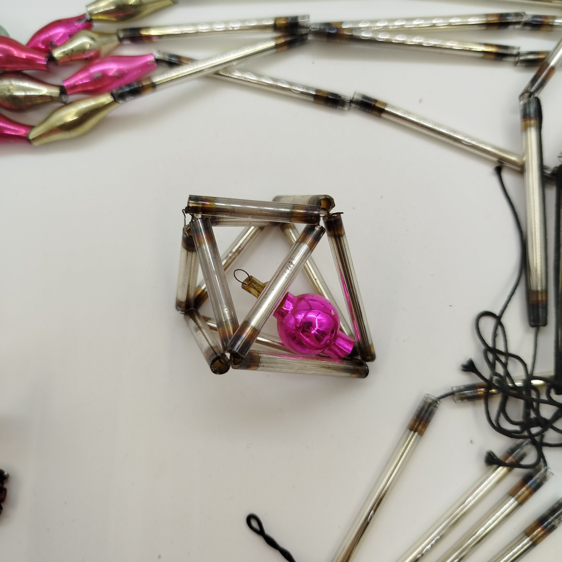 Набор из трех ёлочных игрушек и бус, стекло, металл, стеклярус, Завод «Лаборприбор», СССР, 1950-1980 гг.