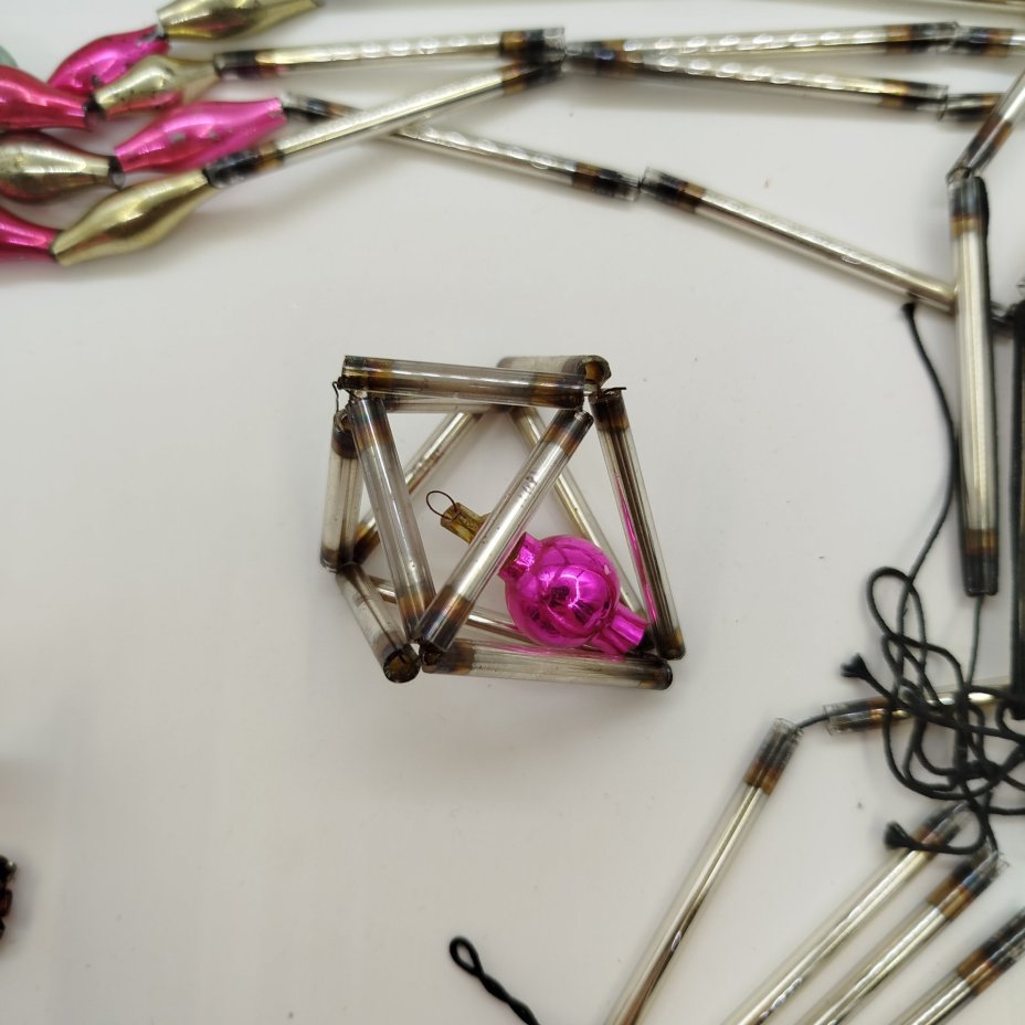 Набор из трех ёлочных игрушек и бус, стекло, металл, стеклярус, Завод «Лаборприбор», СССР, 1950-1980 гг.