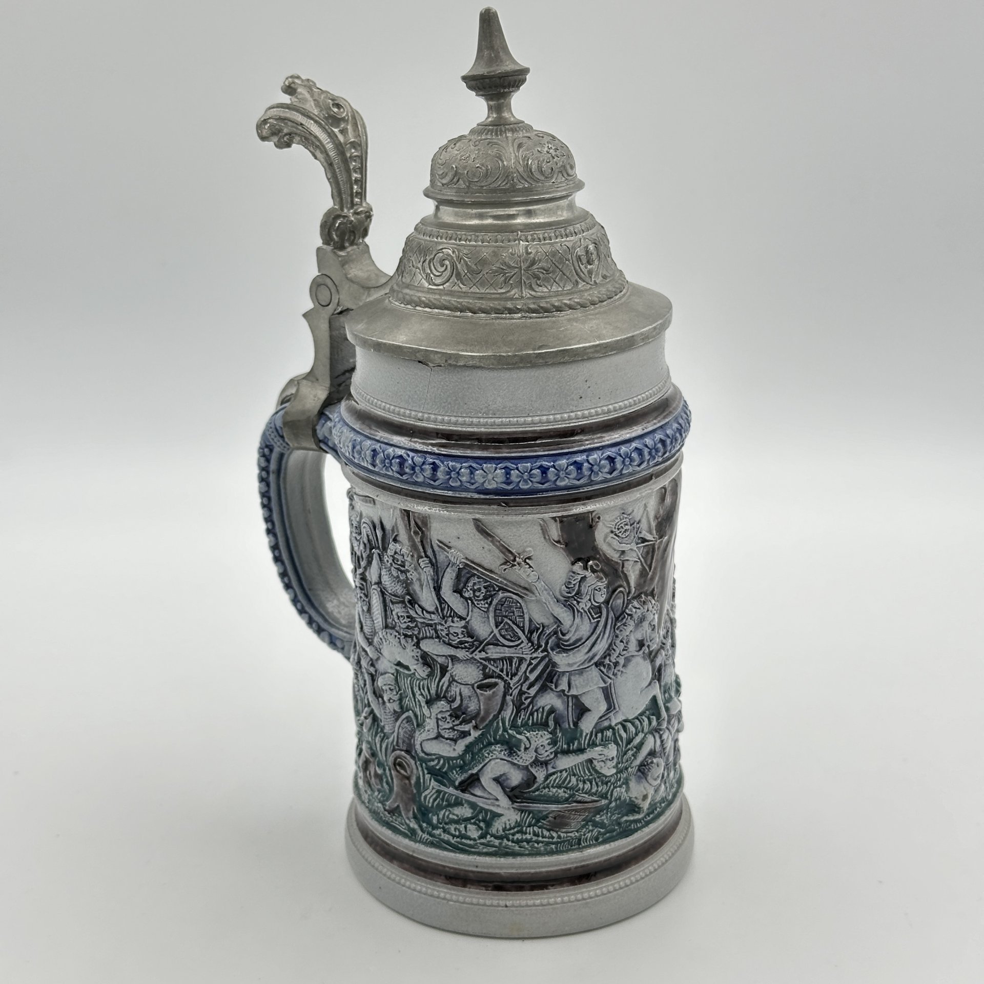 Кружка пивная, украшенная батальной сценой, керамика, рельеф, крышка - сплав металлов