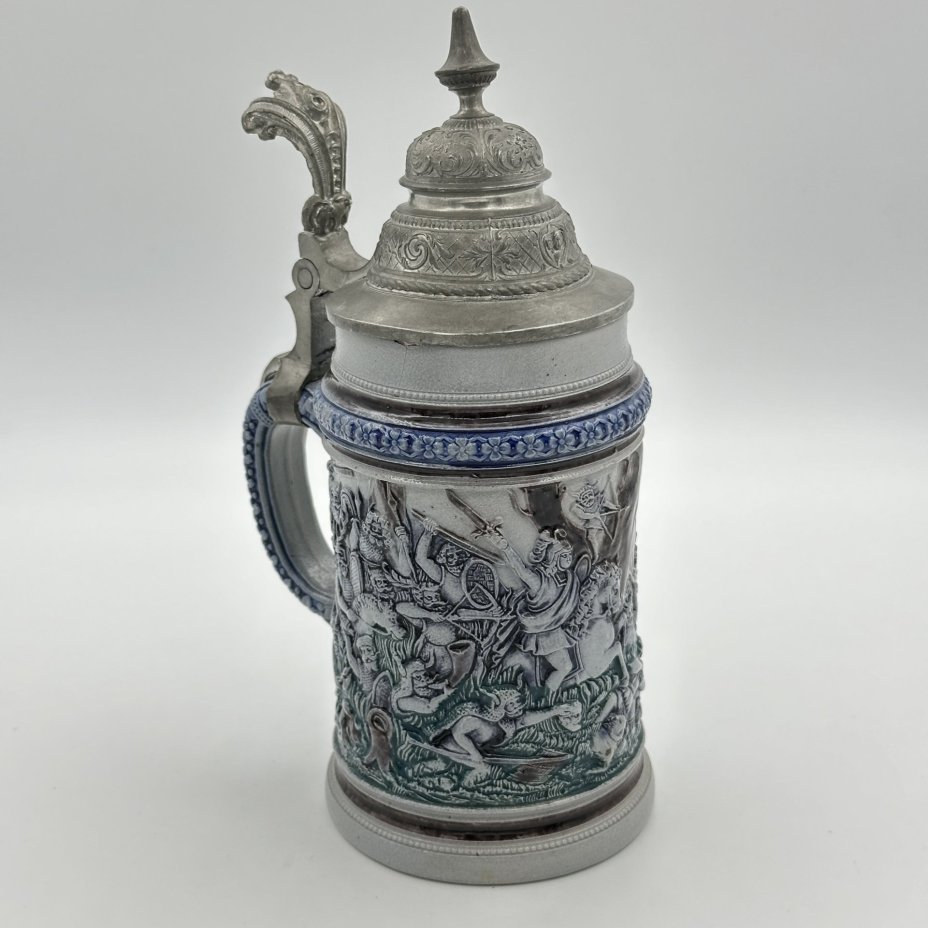 Кружка пивная, украшенная батальной сценой, керамика, рельеф, крышка - сплав металлов
