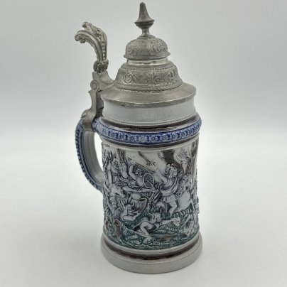 Кружка пивная, украшенная батальной сценой, керамика, рельеф, крышка - сплав металлов