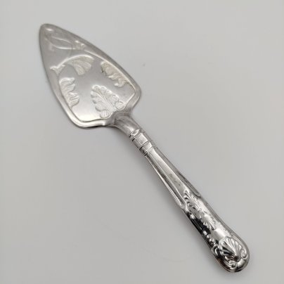 Сервировочная лопатка (лопатка для торта), украшенная растительным декором