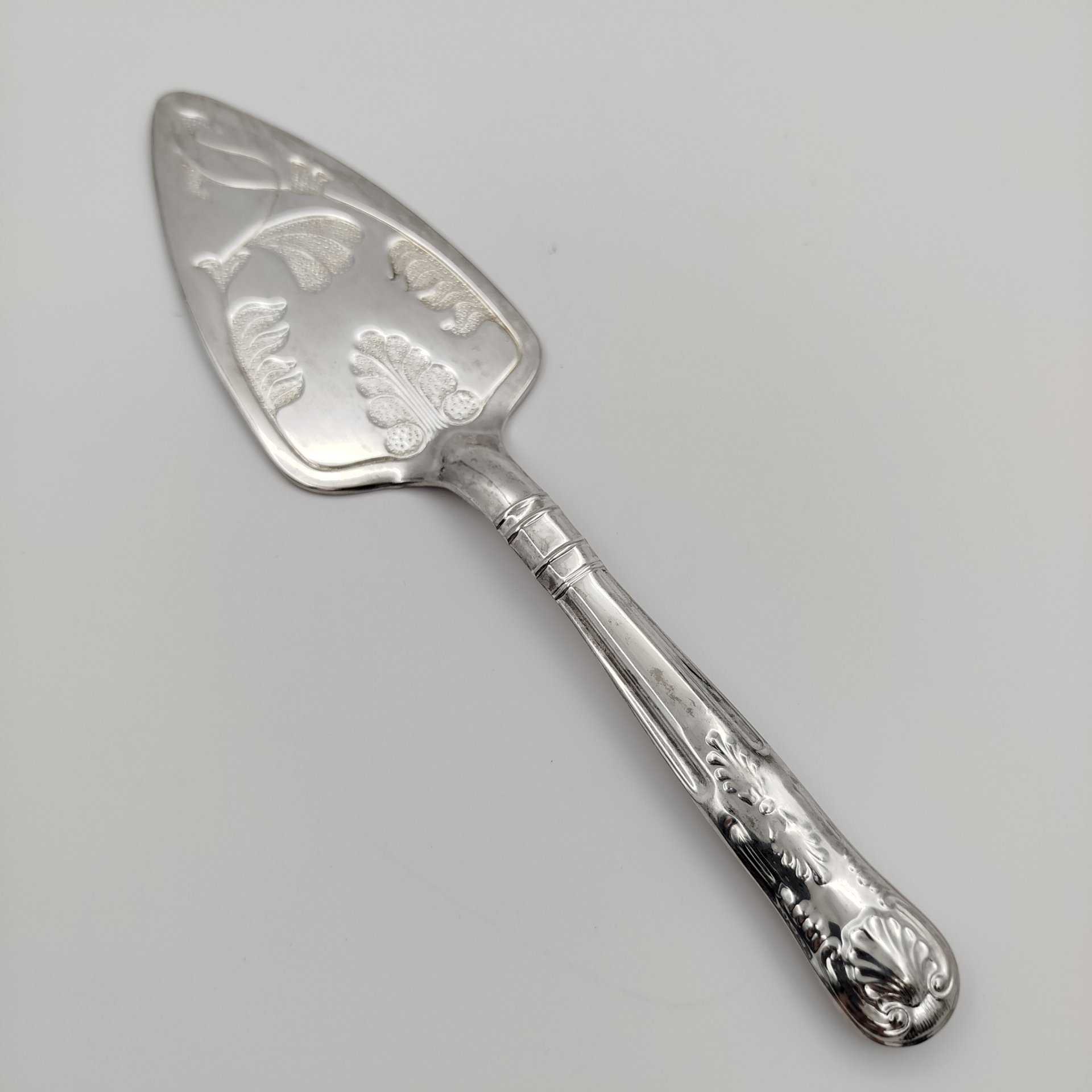 Сервировочная лопатка (лопатка для торта), украшенная растительным декором