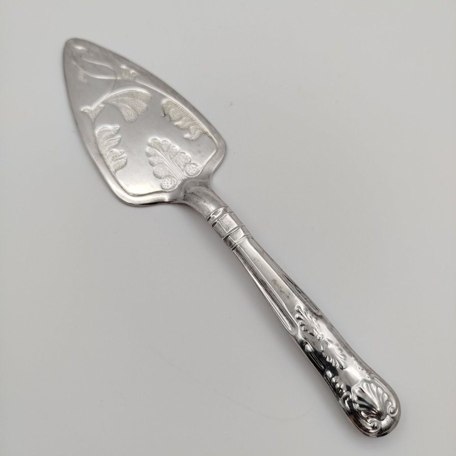 Сервировочная лопатка (лопатка для торта), украшенная растительным декором