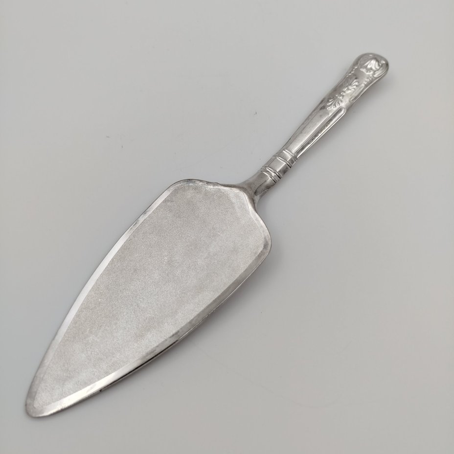 Сервировочная лопатка (лопатка для торта), украшенная растительным декором