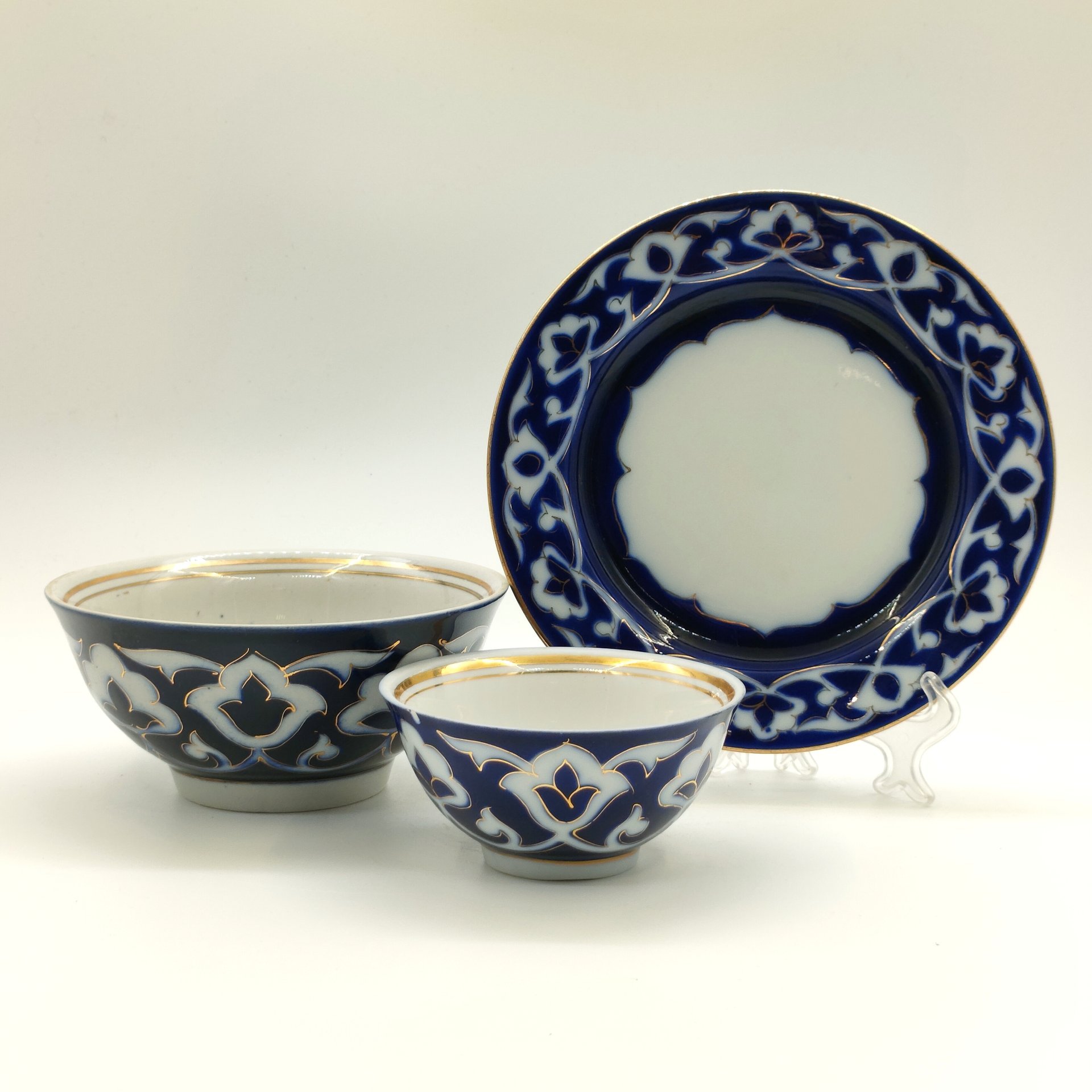 Набор из 2-х пиал разных размеров и десертной тарелки "Пахта", фарфор, крытье кобальтом, золочение, Азия, 1980-2000 гг.