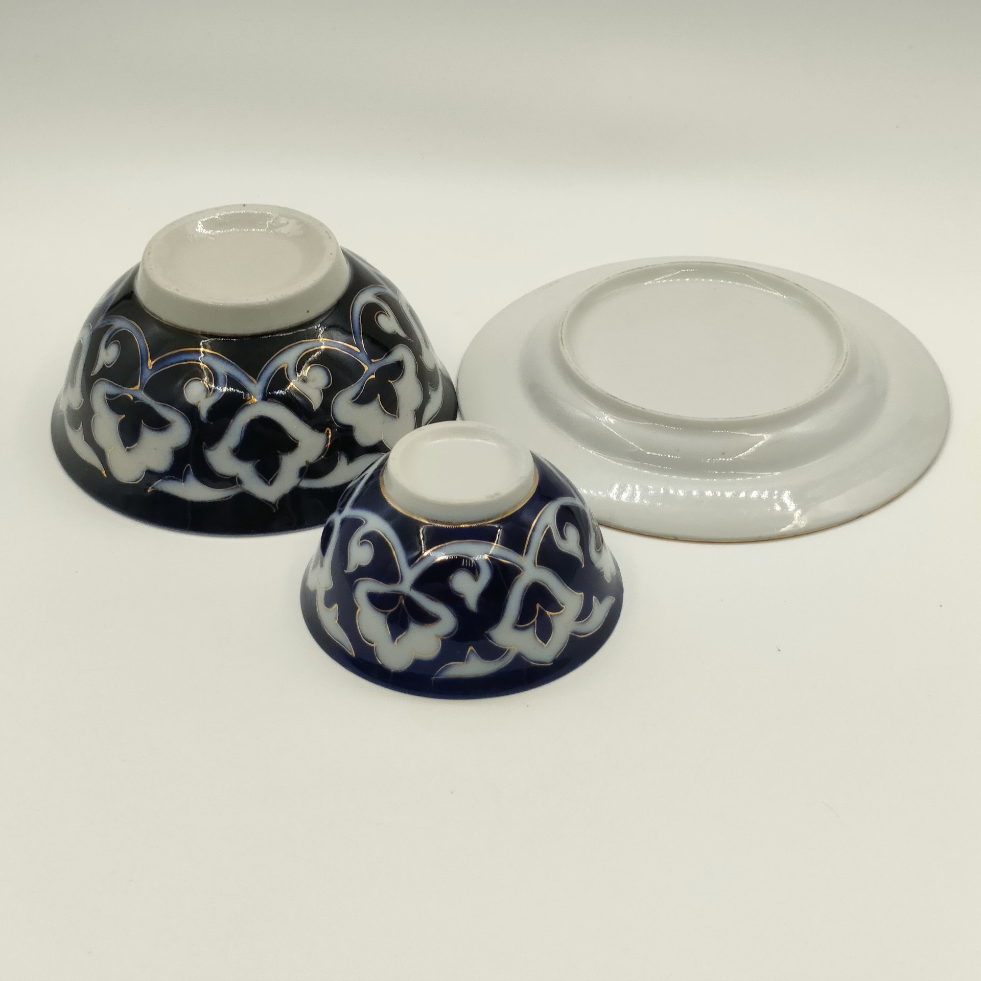 Набор из 2-х пиал разных размеров и десертной тарелки "Пахта", фарфор, крытье кобальтом, золочение, Азия, 1980-2000 гг.