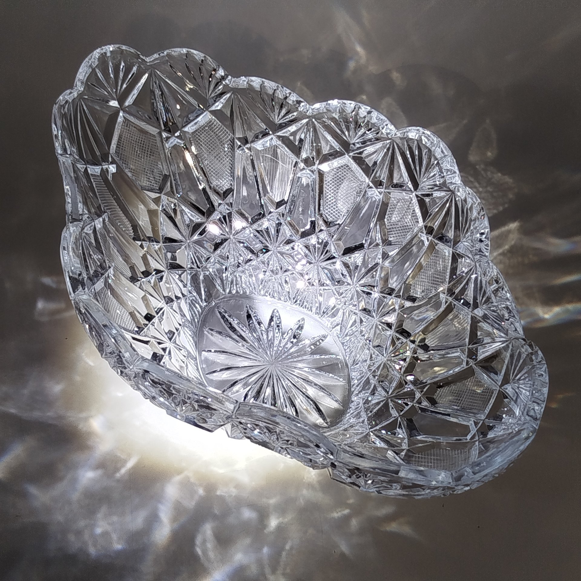 Конфетница (фруктовница) в форме ладьи с резным рельефным декором, хрусталь, пресс, резьба, Восточная Европа, 1970-1990 гг.