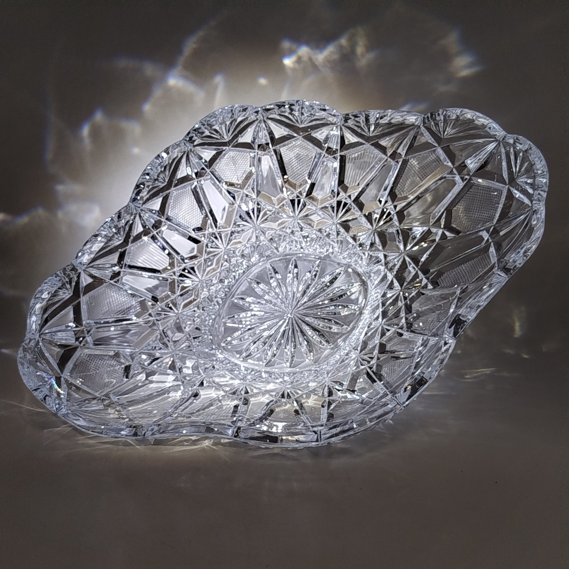 Конфетница (фруктовница) в форме ладьи с резным рельефным декором, хрусталь, пресс, резьба, Восточная Европа, 1970-1990 гг.