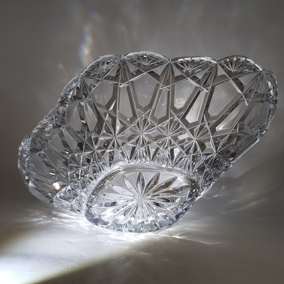 Конфетница (фруктовница) в форме ладьи с резным рельефным декором, хрусталь, пресс, резьба, Восточная Европа, 1970-1990 гг.