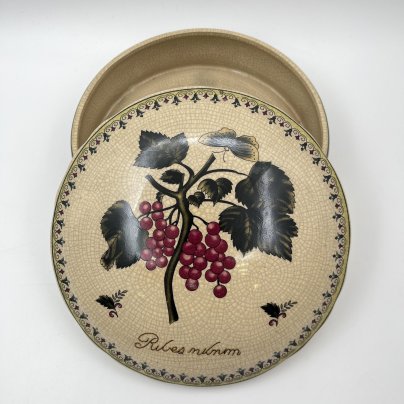 Шкатулка (ёмкость для хранения), украшенная изображением красной смородины, фаянс, деколь, кракелюр, Западная Европа, 1950-1970 гг.