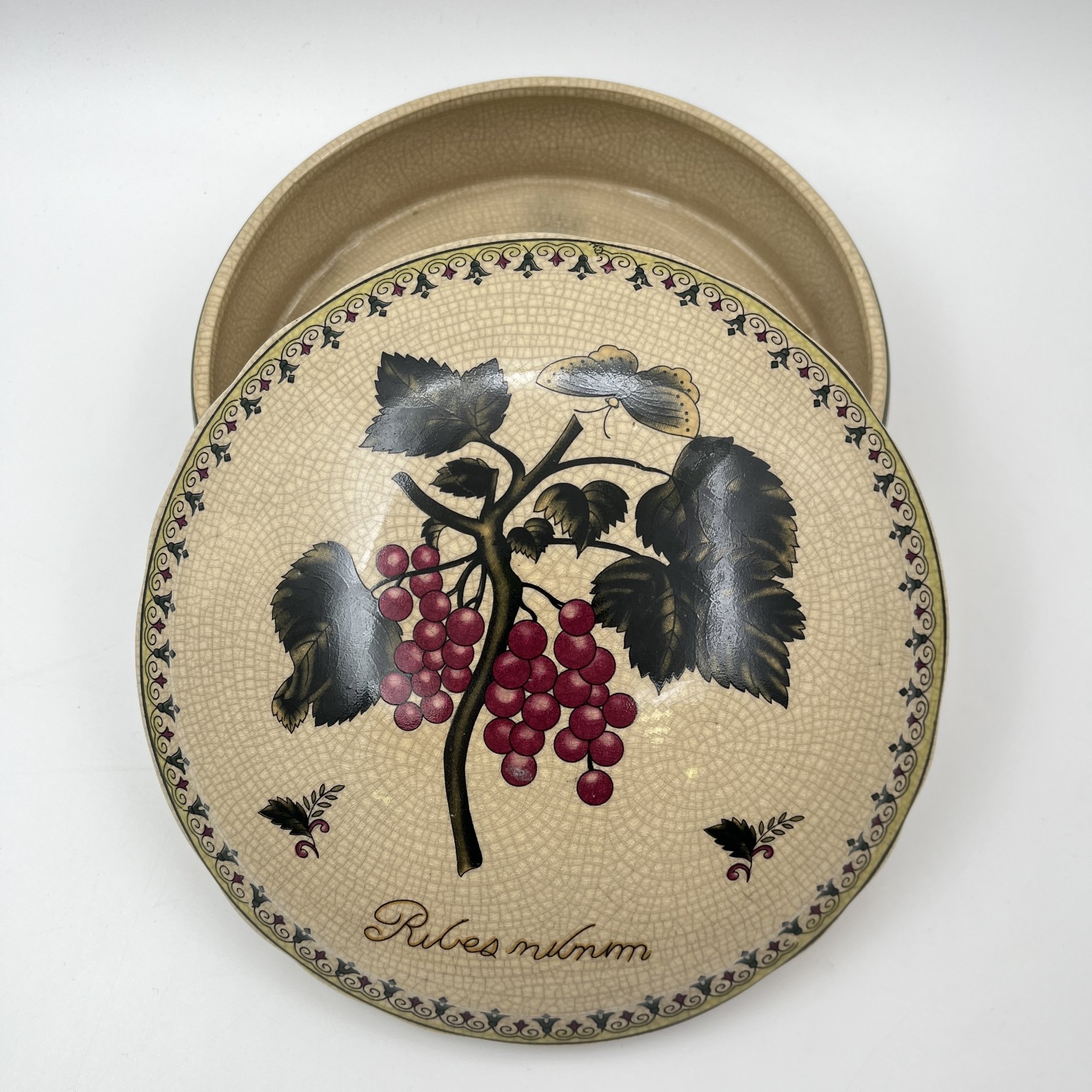 Шкатулка (ёмкость для хранения), украшенная изображением красной смородины, фаянс, деколь, кракелюр, Западная Европа, 1950-1970 гг.