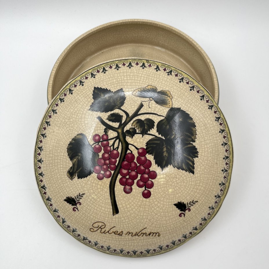 Шкатулка (ёмкость для хранения), украшенная изображением красной смородины, фаянс, деколь, кракелюр, Западная Европа, 1950-1970 гг.