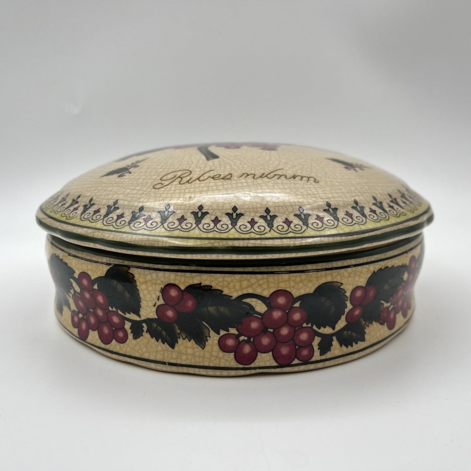 Шкатулка (ёмкость для хранения), украшенная изображением красной смородины