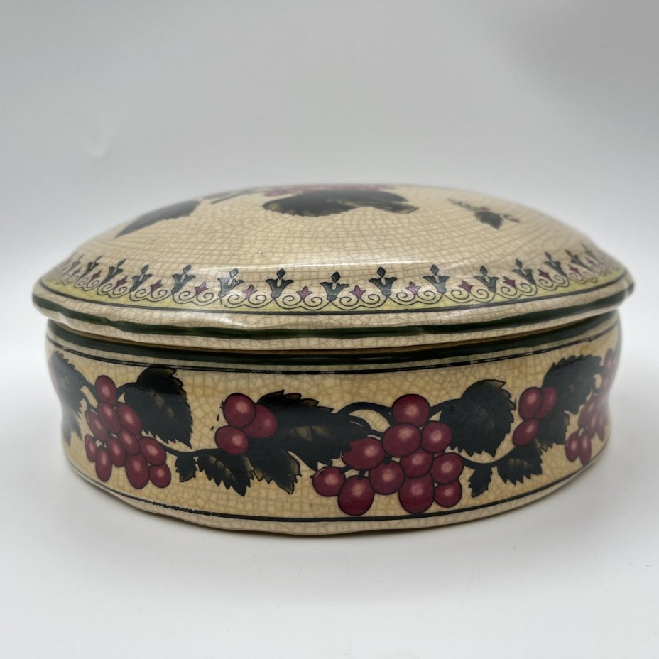 Шкатулка (ёмкость для хранения), украшенная изображением красной смородины