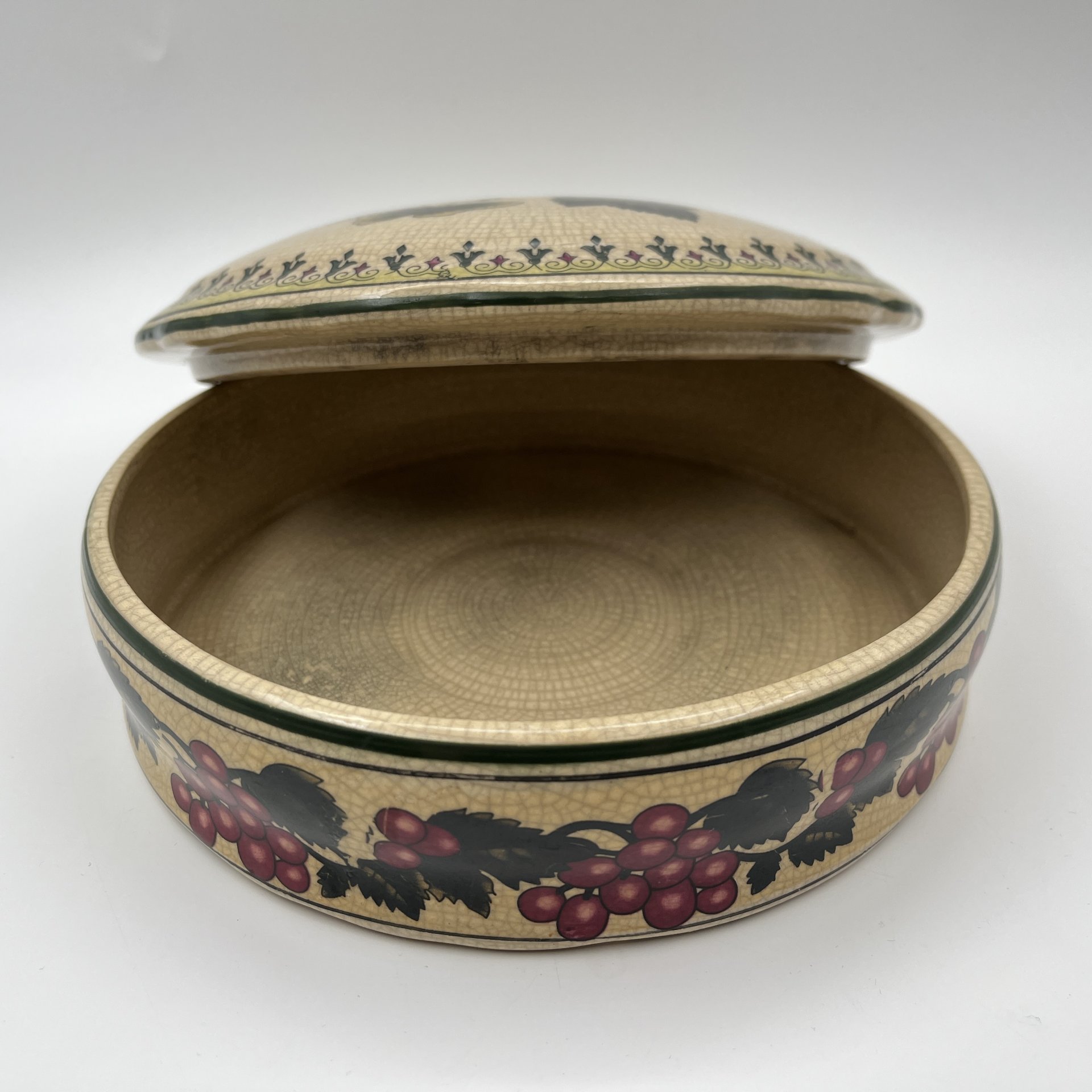 Шкатулка (ёмкость для хранения), украшенная изображением красной смородины, фаянс, деколь, кракелюр, Западная Европа, 1950-1970 гг.