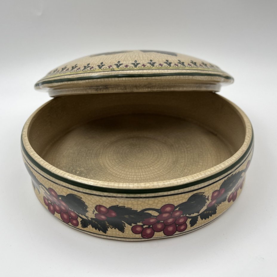 Шкатулка (ёмкость для хранения), украшенная изображением красной смородины