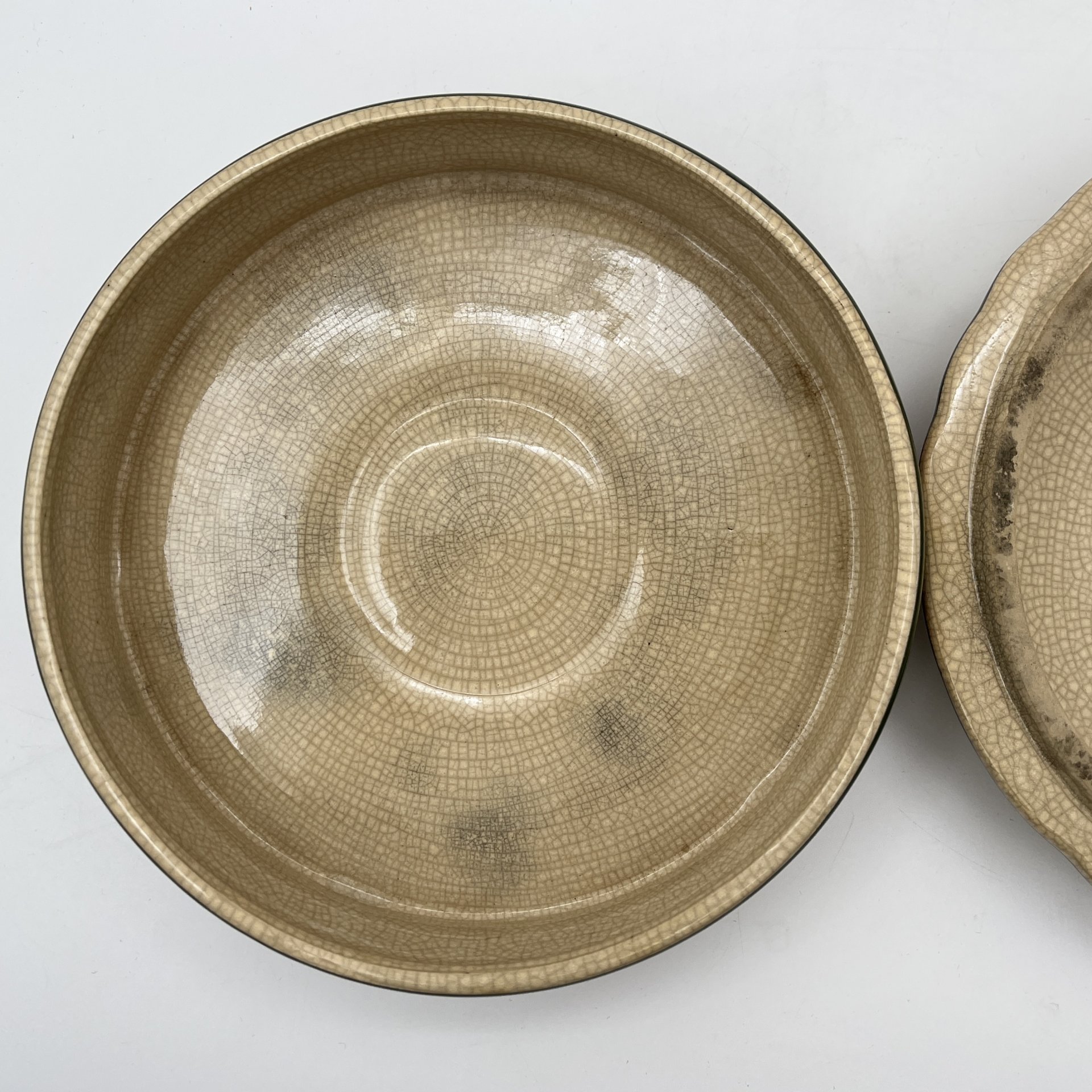 Шкатулка (ёмкость для хранения), украшенная изображением красной смородины, фаянс, деколь, кракелюр, Западная Европа, 1950-1970 гг.