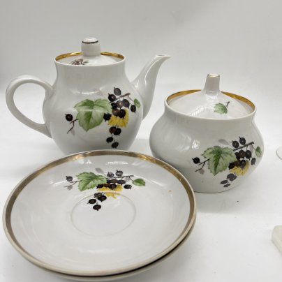 Чайный набор из сахарница, чайника и 2 блюдец с ягодным декором, фарфор, деколь, золочение, Дулевский фарфоровый завод (Дулёво), СССР, 1970-1990 гг.