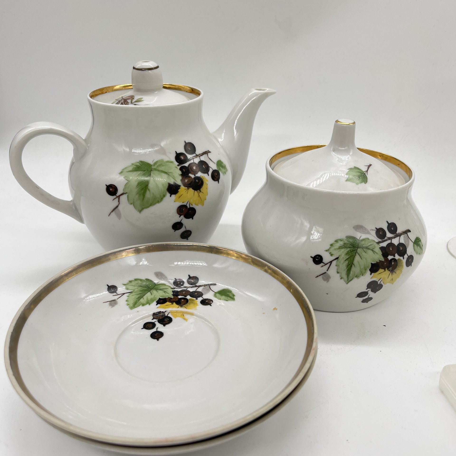 Чайный набор из сахарница, чайника и 2 блюдец с ягодным декором, фарфор, деколь, золочение, Дулевский фарфоровый завод (Дулёво), СССР, 1970-1990 гг.