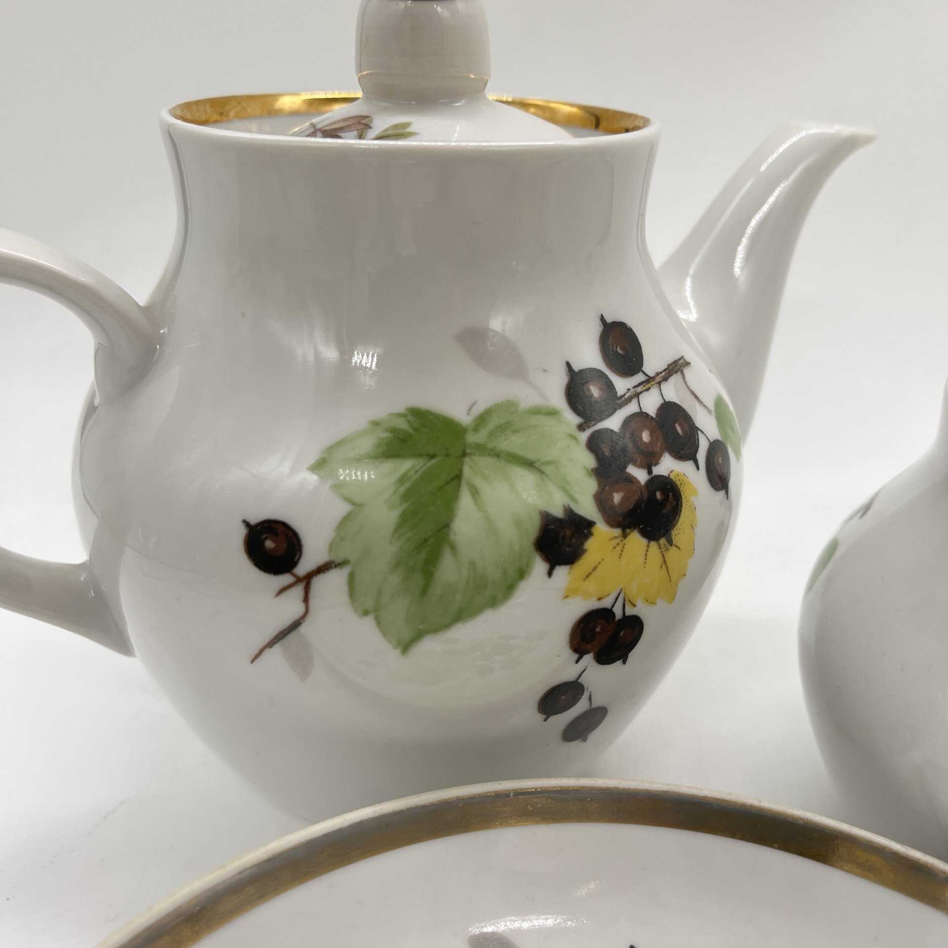 Чайный набор из сахарница, чайника и 2 блюдец с ягодным декором, фарфор, деколь, золочение, Дулевский фарфоровый завод (Дулёво), СССР, 1970-1990 гг.