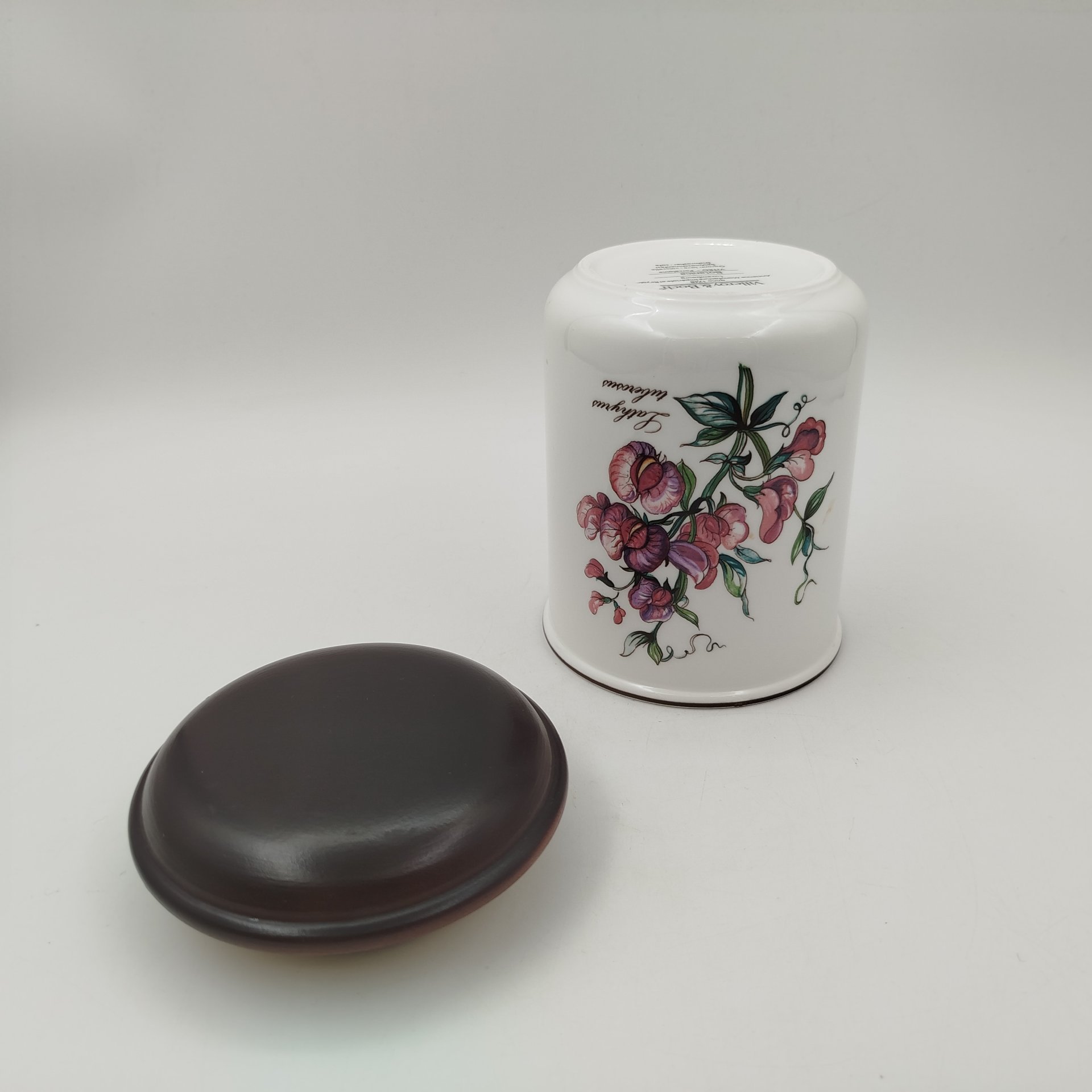 Банка "Lathyrus tuberosus" ("Латирус бугристый") для сыпучих продуктов (для чая, специй), серия "Botanica", фарфор, деколь, дерево (крышка), Villeroy & Boch, Люксембург, 1980-2002 гг.