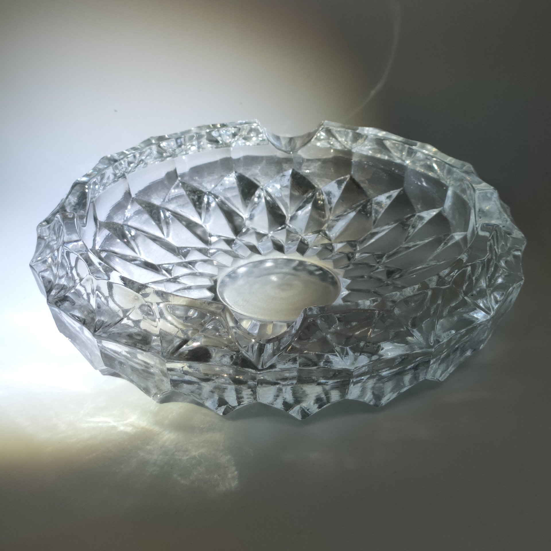 Большая пепельница с резным геометрическим декором, хрусталь, алмазная грань, СССР, 1950-1980 гг.