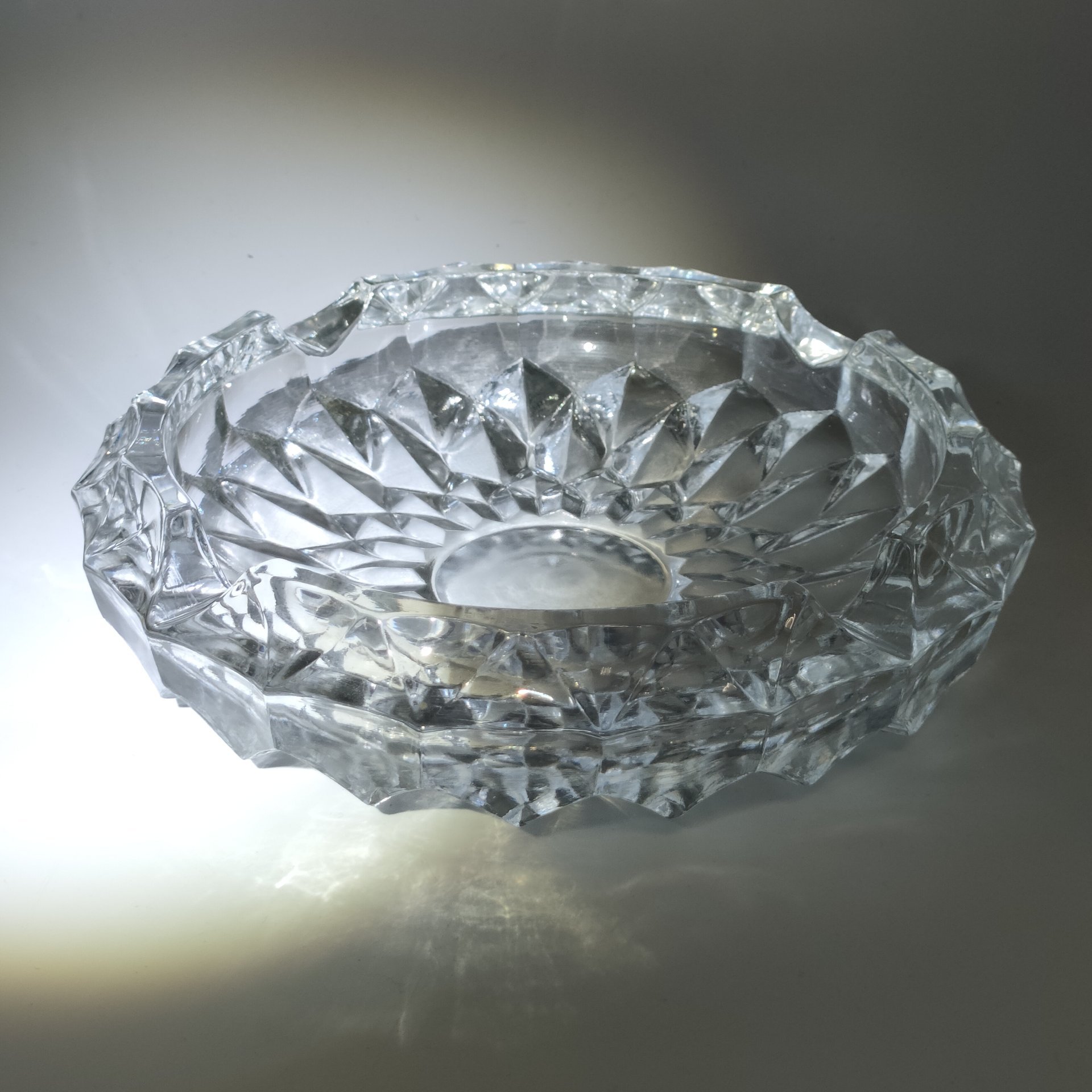 Большая пепельница с резным геометрическим декором, хрусталь, алмазная грань, СССР, 1950-1980 гг.