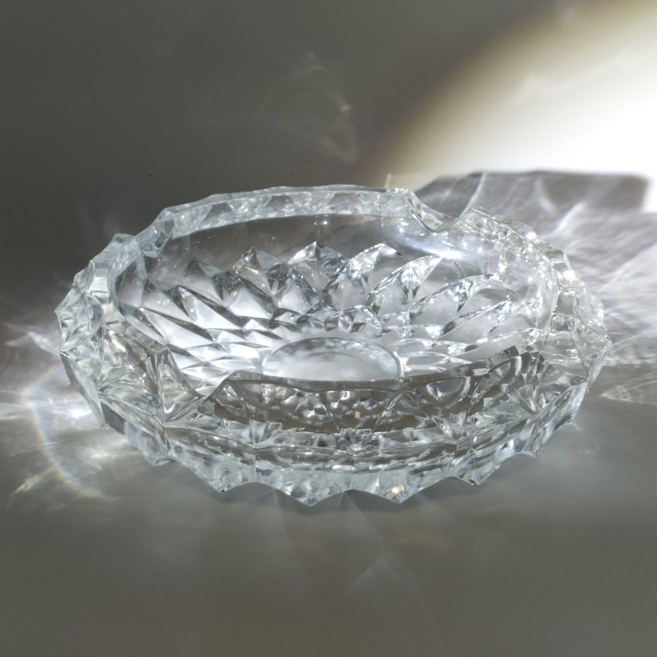 Большая пепельница с резным геометрическим декором