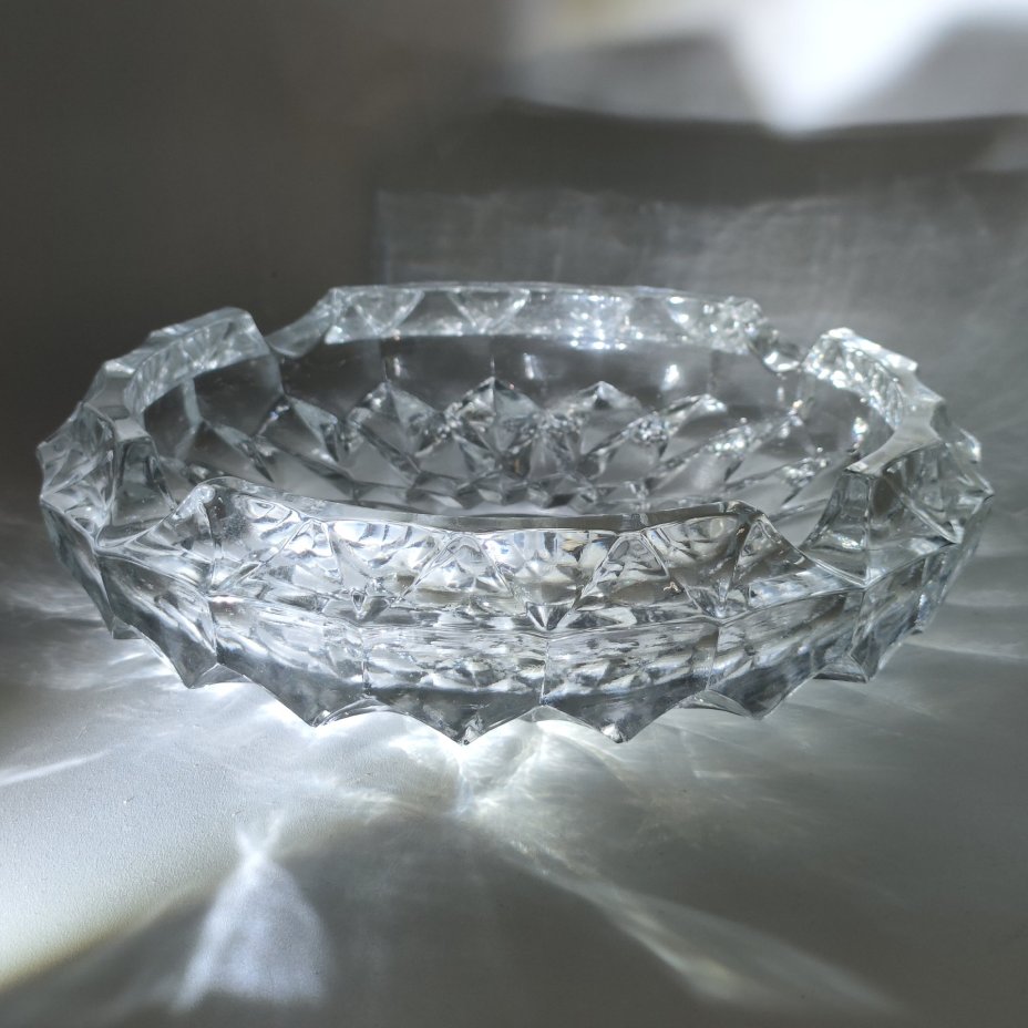 Большая пепельница с резным геометрическим декором