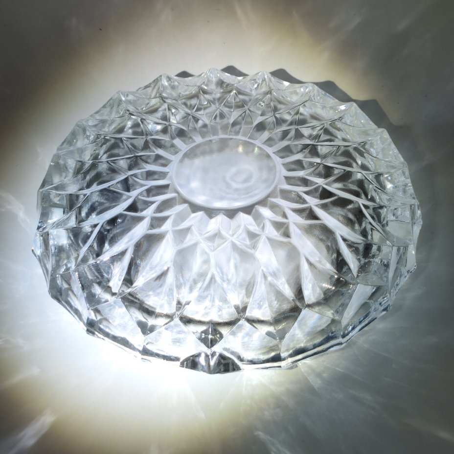 Большая пепельница с резным геометрическим декором