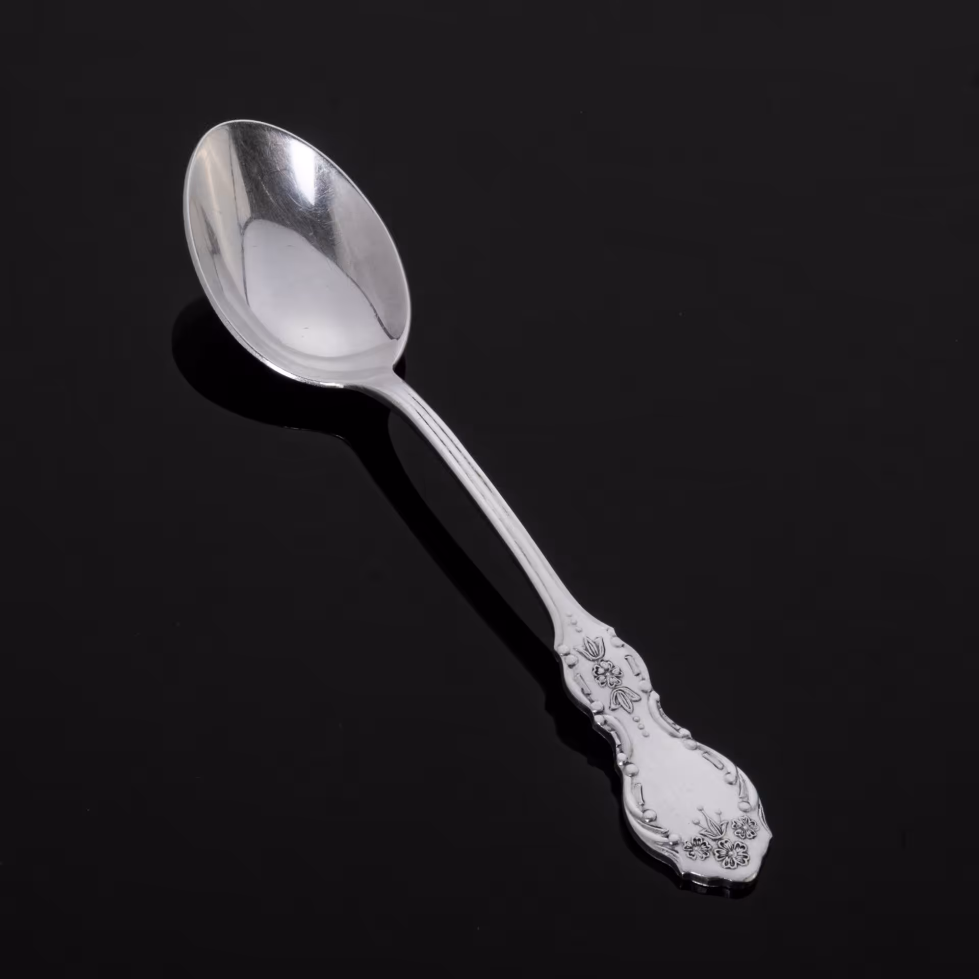 Чайная ложка с черенком фигурной формы, украшенным цветочным орнаментом, Мстерский завод художественных изделий «Ювелир»