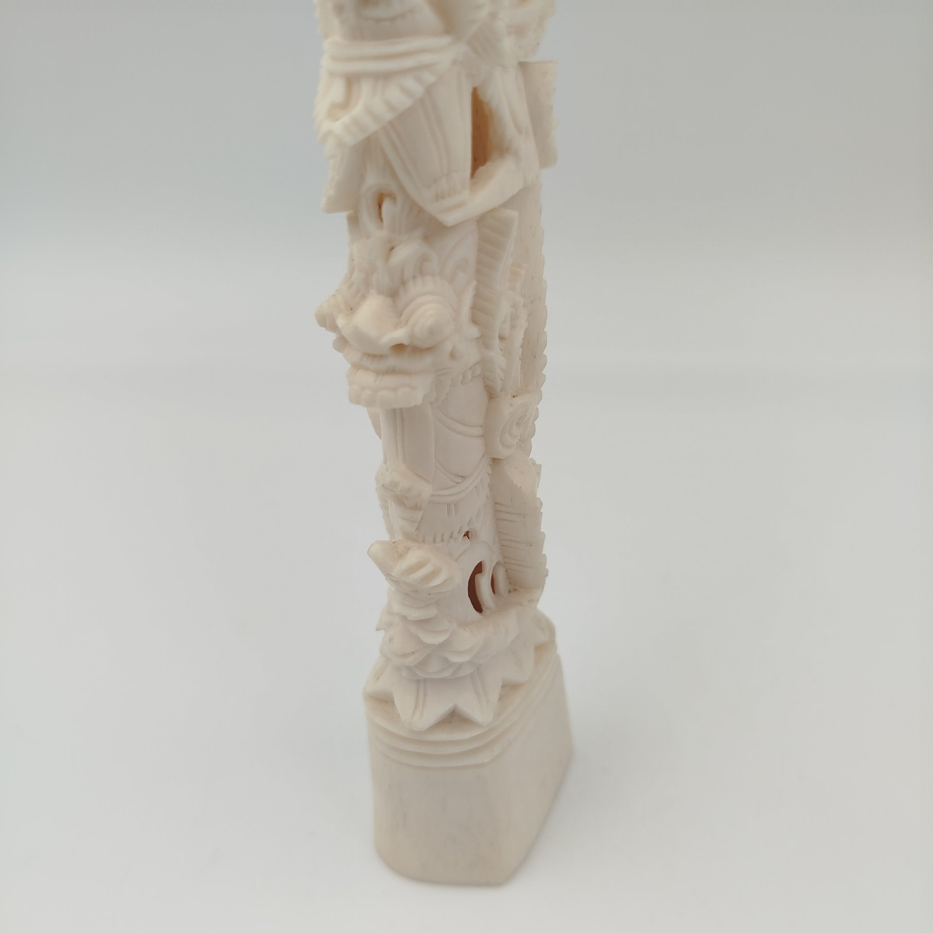 Статуэтка "Божество индонезийского пантеона", кость, резьба, Индонезия, 1980-2000 гг.