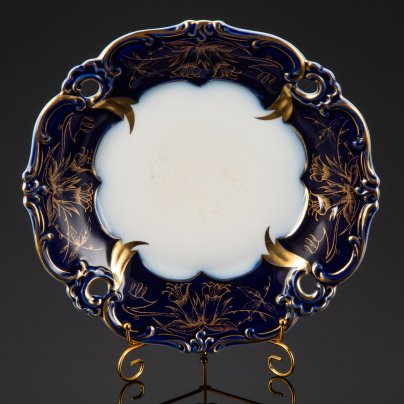 Блюдо с фигурным бортом и цветочным декором в виде колокольчиков, фарфор, кобальт, золочение, Weimar Porzellan (Веймарский фарфор), Германия, 1933-1960 гг.