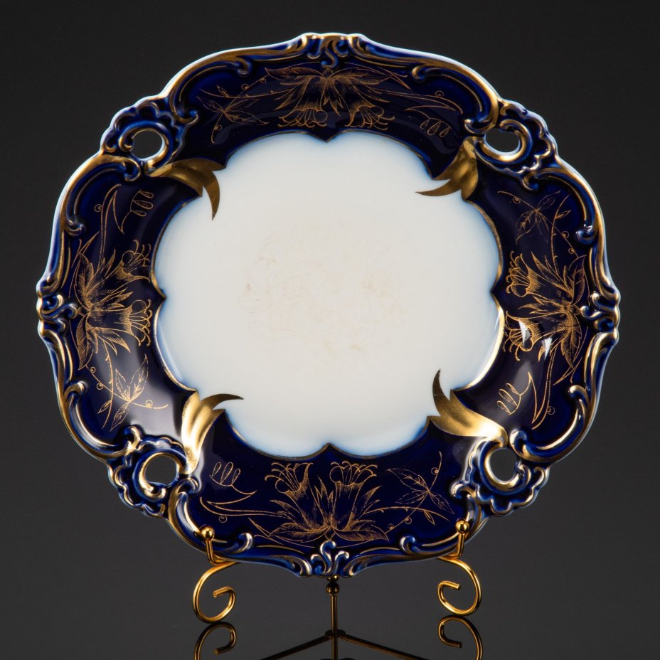 Блюдо с фигурным бортом и цветочным декором в виде колокольчиков, фарфор, кобальт, золочение, Weimar Porzellan (Веймарский фарфор), Германия, 1933-1960 гг.