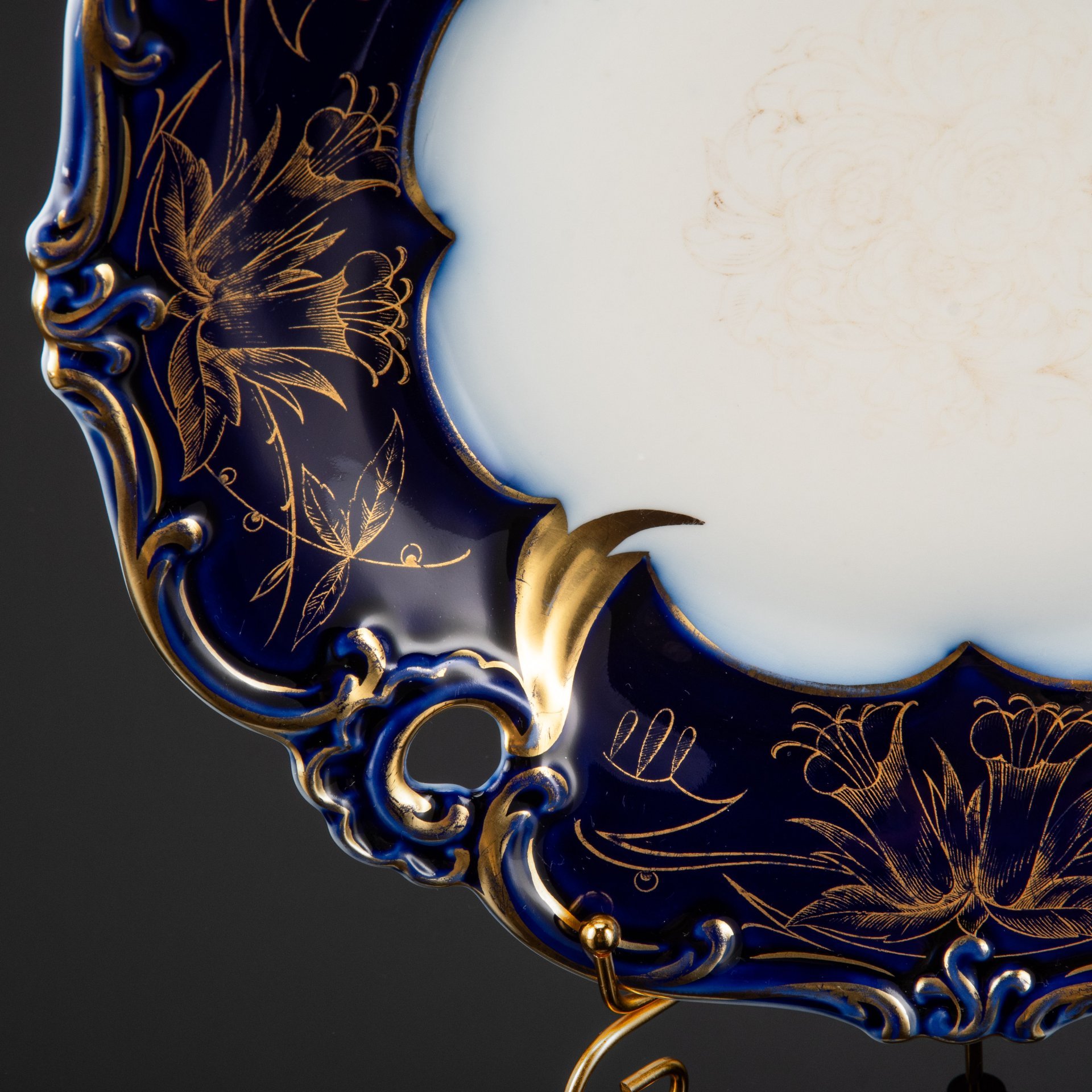 Блюдо с фигурным бортом и цветочным декором в виде колокольчиков, фарфор, кобальт, золочение, Weimar Porzellan (Веймарский фарфор), Германия, 1933-1960 гг.