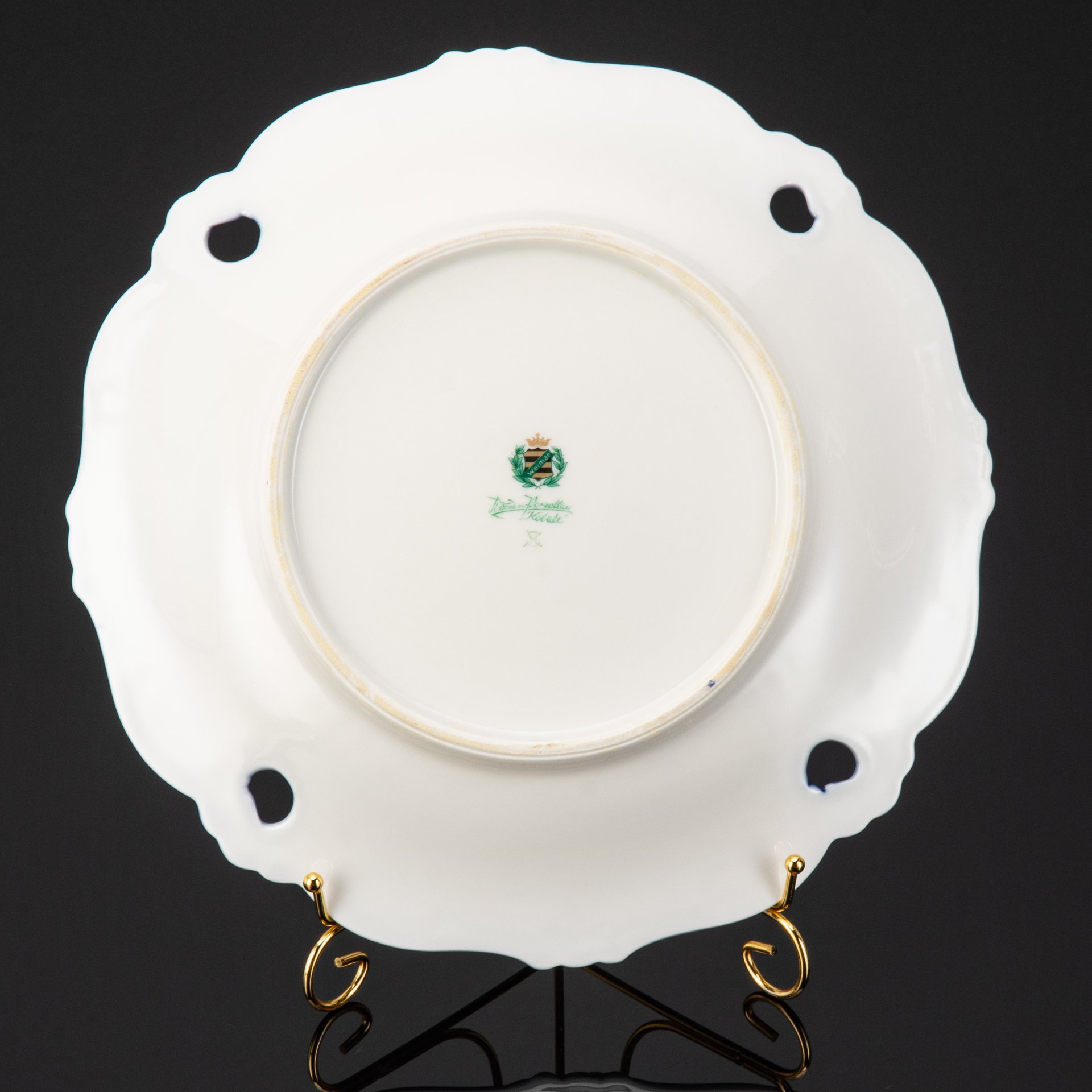 Блюдо с фигурным бортом и цветочным декором в виде колокольчиков, фарфор, кобальт, золочение, Weimar Porzellan (Веймарский фарфор), Германия, 1933-1960 гг.