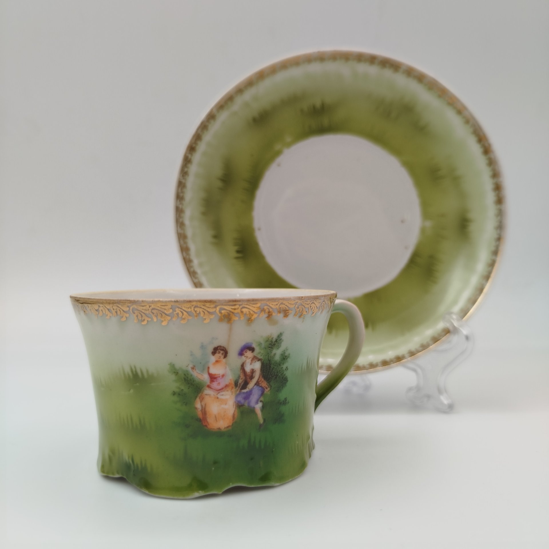 Пара чайная, украшенная пасторальной сценой, фарфор, деколь, золочение, Дмитровский фарфоровый завод (ДФЗ Вербилки), СССР, 1924-1927 гг.