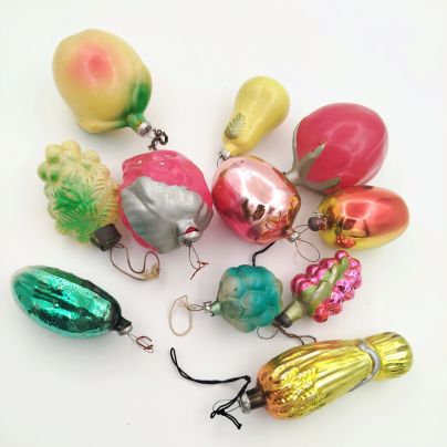 Набор из одиннадцати ёлочных игрушек в форме овощей, фруктов, ягод и снопа (в подборе), стекло, краска, металл, СССР, 1960-1990 гг.