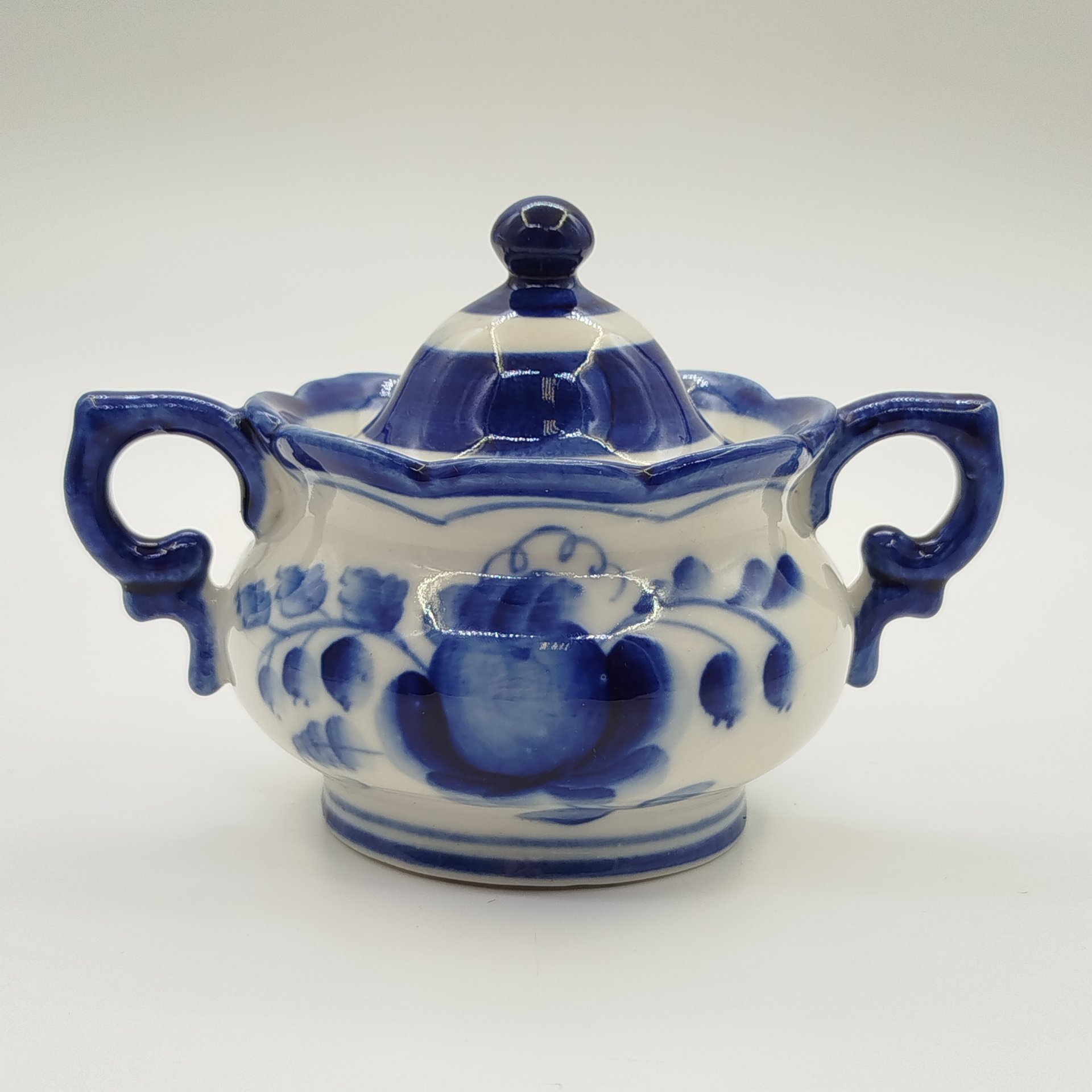 Сахарница небольшая с цветочным расписным декором (Олимпиада-80), фарфор, роспись, Объединение «Гжель», СССР, 1972-1985 гг.