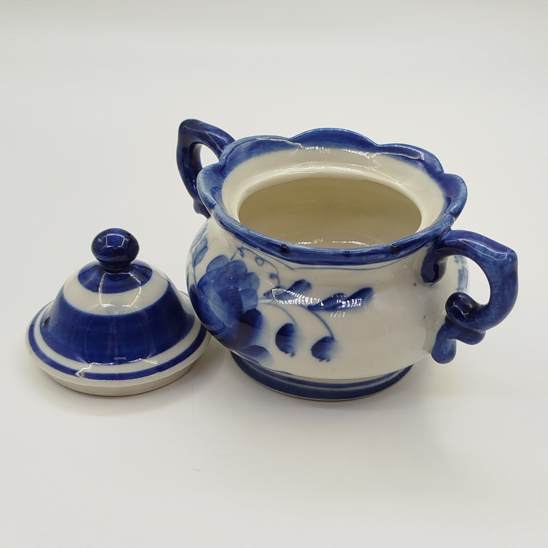 Сахарница небольшая с цветочным расписным декором (Олимпиада-80), фарфор, роспись, Объединение «Гжель», СССР, 1972-1985 гг.