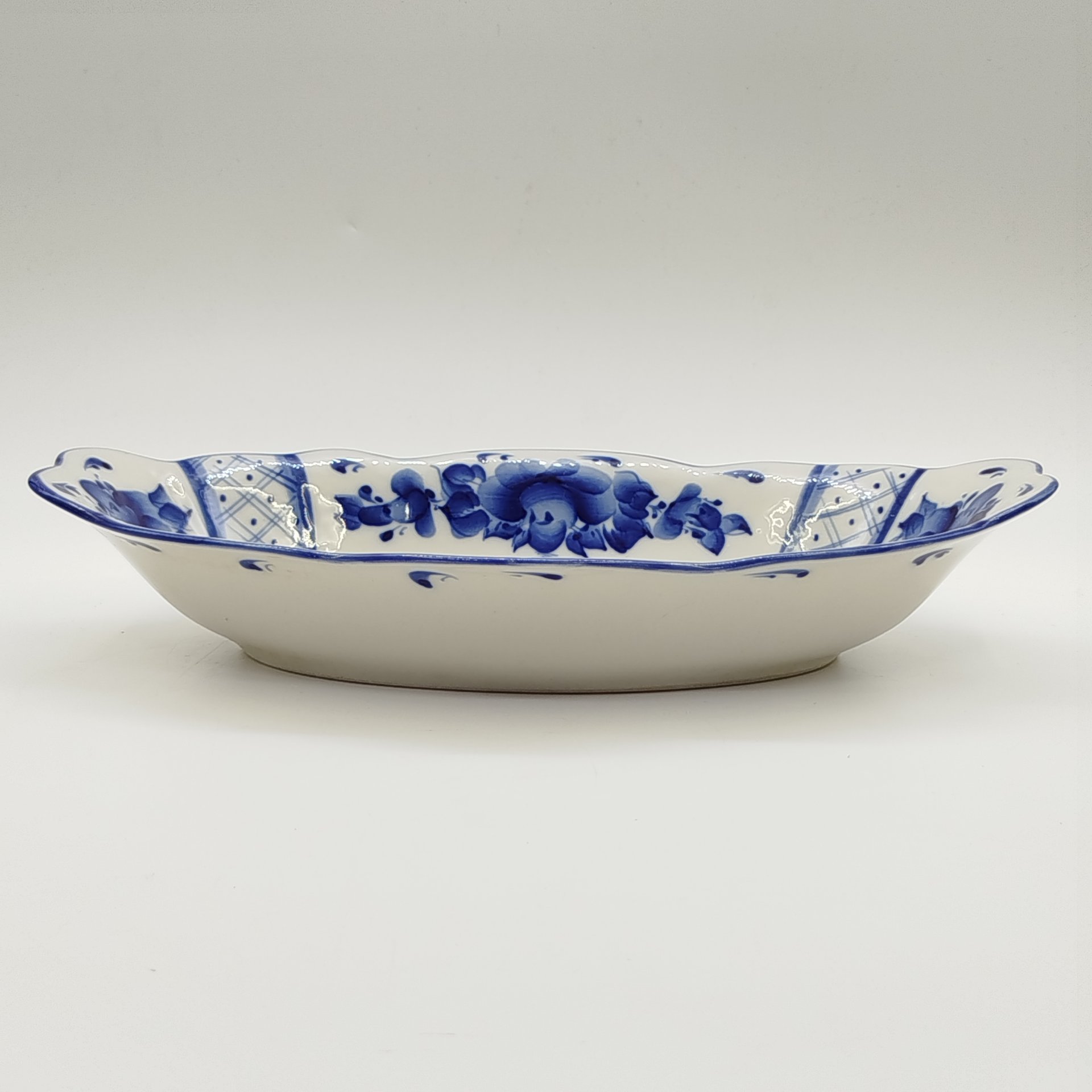 Блюдо сервировочное с цветочным декором, фарфор, роспись, Гжельский фарфоровый завод, Российская Федерация, 1990-2015 гг.