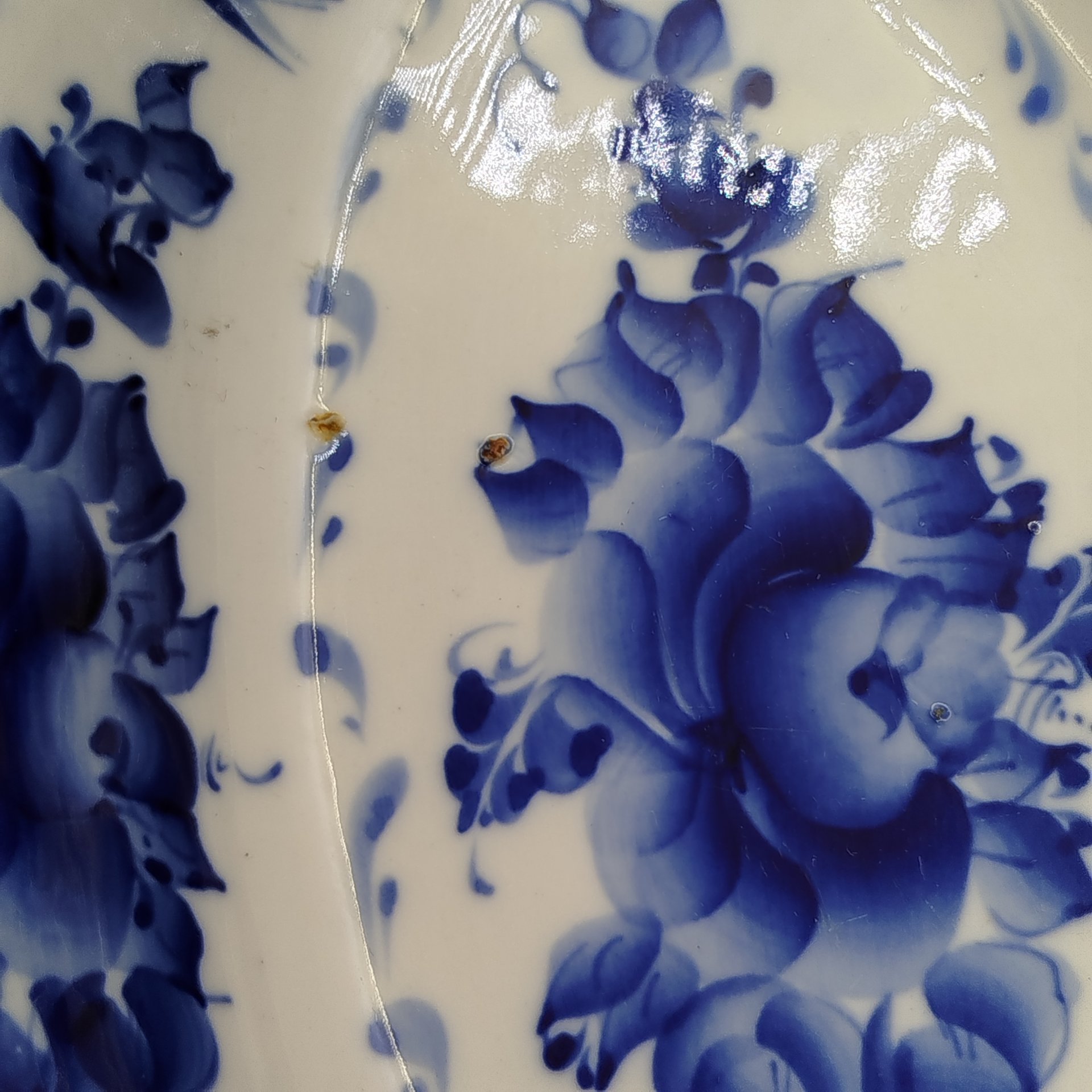 Блюдо сервировочное с цветочным декором, фарфор, роспись, Гжельский фарфоровый завод, Российская Федерация, 1990-2015 гг.