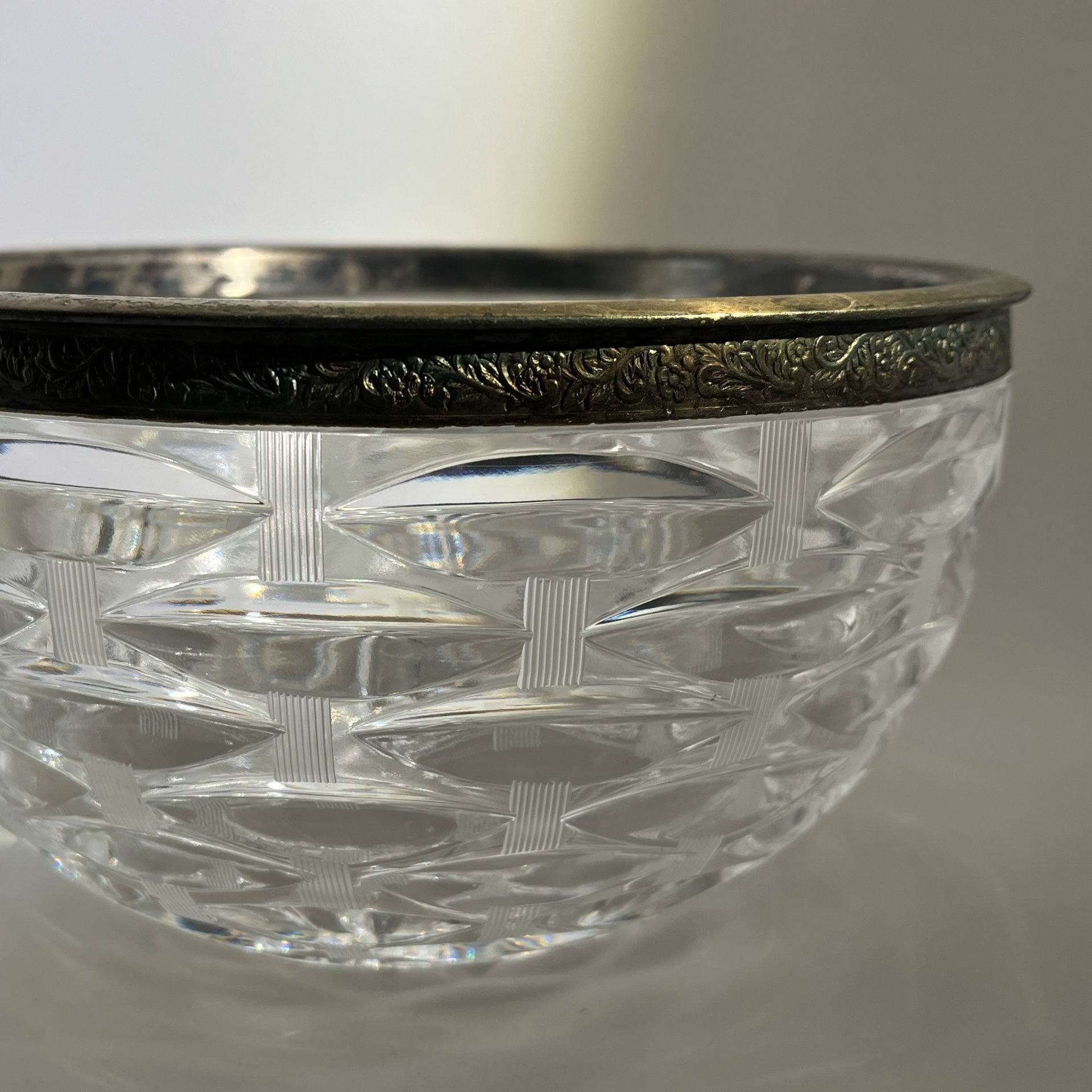 Ваза (конфетница, салатник) с металлическим ободком, украшенным растительным декором